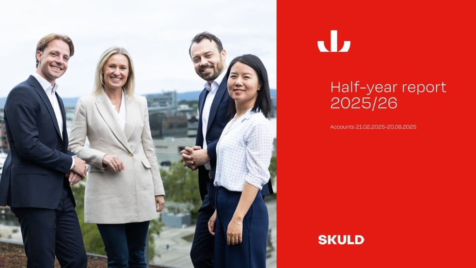 Two women and two men smiling at the camera with Aker Brygge Oslo in the background (photo)